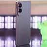 Samsung Galaxy S25 Edge-smartphone i 3/4-vinkel med svart belysning och en suddig Android-figur i bakgrunden