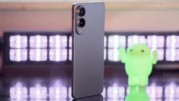 Samsung Galaxy S25 Edge-smartphone i 3/4-vinkel med svart belysning och en suddig Android-figur i bakgrunden