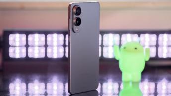 Samsung Galaxy S25 Edge-smartphone i 3/4-vinkel med svart belysning och en suddig Android-figur i bakgrunden