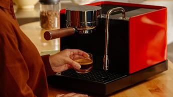 Macchina da caffè espresso Fellow della Serie 1 su un piano da cucina