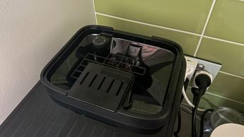 Acercamiento al depósito de granos de café en una cafetera espresso De'Longhi Magnifica Evo Next