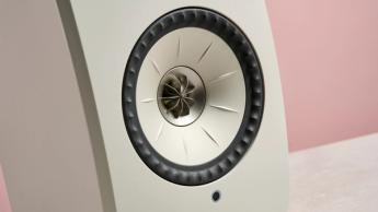 Den trådløse KEF LSX II LT-højttaler med Uni-Q-enheder vist mod en lyserød baggrund