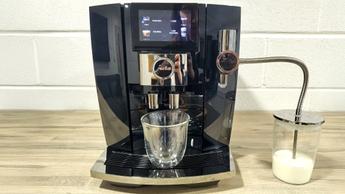 Macchina da caffè Jura J10 su un piano cucina moderno