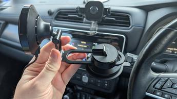 Suporte magnético para celular Spigen Onetap Pro 3 Cryomax fixado no painel de um carro