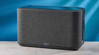 Ein Denon Home 350 kabelloser Smart-Lautsprecher auf einem Tisch