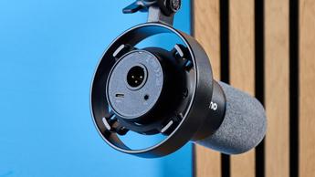 Das Maono PD1300X Podcast-Mikrofon mit XLR- und USB-C-Anschlüssen, montiert an einem Schwenkarm, mit sichtbaren Mute- und Bedientasten.