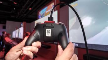 複数のテレビ画面にマリオカート ワールドが映し出されている中、Nintendo Switch 2 Proコントローラーの背面が見える