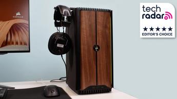 デスク上に設置されたCorsair One i500ゲーミングPC