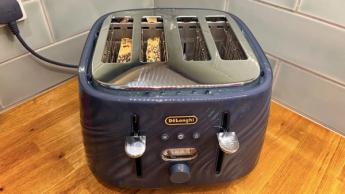 Tostador Delonghi Ballerina Seta sobre una encimera de cocina