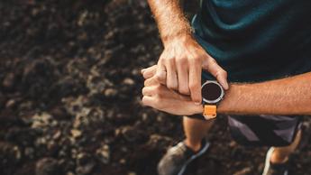 高品質のランニングウォッチを着用した人物のクローズアップ