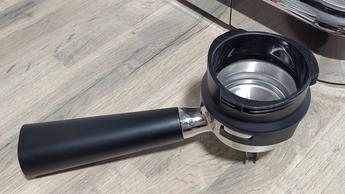 Portafiltro Philips Barista Brew con aro dosificador integrado para preparar espresso fácilmente