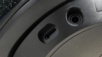 Ein schwarzes Belkin SoundForm Adapt kabelloses Headset vor weißem Hintergrund