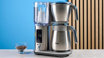 La macchina da caffè Breville Luxe con caraffa termica argentata, serbatoio dell'acqua rimovibile, filtri a cestello e di carta, e manopola per regolare l’intensità del caffè