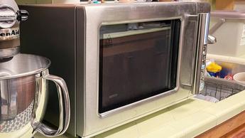 Microondas de convección Breville Combi Wave 3 en 1 en uso en una cocina doméstica
