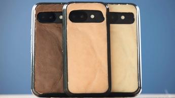 El O2 Skincase mostrado en tres opciones de color