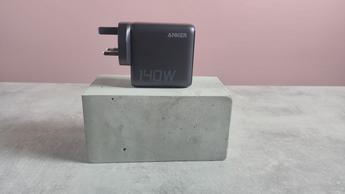 Cargador Anker USB-C de 140 W con 4 puertos y PD 3.1 sobre un bloque, con fondo rosa
