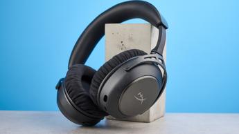 Et trådløst HyperX Cloud Alpha Wireless gaming-headset med polstrede ørepuder og mikrofon