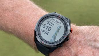 가민 어프로치 S62 골프 GPS 시계 클로즈업