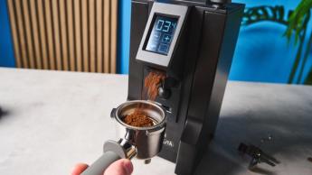 Molino de café Eureka Mignon Specialita dispensando granos de café recién molidos