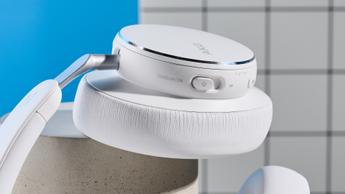 AKG N9 Hybrid Kopfhörer vor blauem Hintergrund