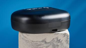 Jlab Epic Open Sport kabellose Open-Ear-Ohrhörer in Schwarz vor blauem Hintergrund