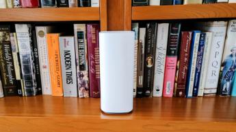책상 위에 놓인 Linksys Velop Pro 7 메시 Wi-Fi 라우터