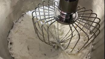 Batidora inteligente GE Profile batiendo crema en un tazón