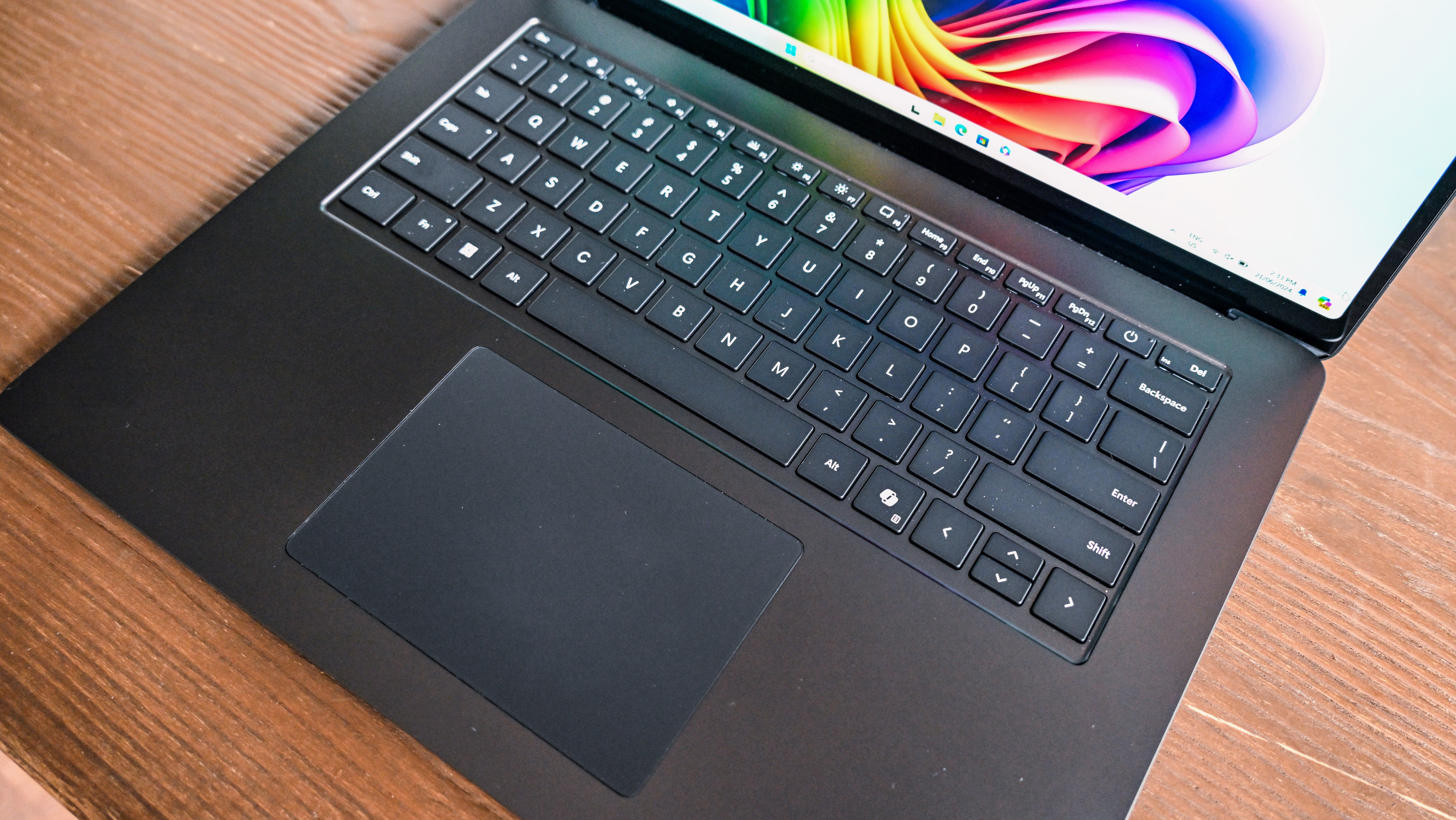 Microsoft Surface Laptop 7 15 のキーボードとトラックパッドを上から見た写真