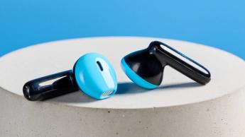 Schwarz-blaue H2O Audio Ript-Lite kabellose Ohrhörer vor blauem Hintergrund – ideal für Sport und Alltag