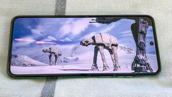 La película El Imperio Contraataca reproduciéndose en la pantalla de un Motorola Razr plegable