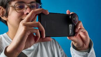 Persona sosteniendo un smartphone Google Pixel 7 Pro con una lente Moment acoplada