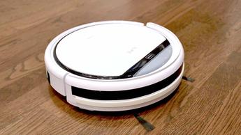 El robot aspirador iLife V3s Pro sobre un suelo de madera
