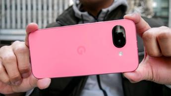 Une personne prenant une photo avec le smartphone Google Pixel 9a