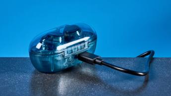 Ein Paar kabellose Sony WF-C710N Ohrhörer in Glasblau auf weißem Hintergrund