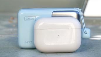 Iniu Pocket Rocket P50 powerbank ved siden af AirPods Pro 3 opladningsetui for størrelsessammenligning