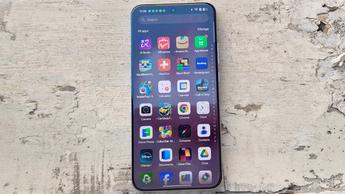 Oppo Reno 13 Pro-smartphone med elegant design