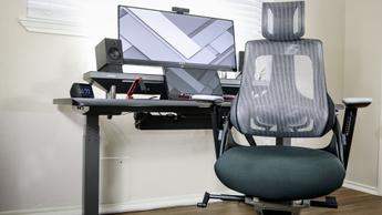 La silla ergonómica de oficina Uplift Pursuit colocada frente a un escritorio moderno