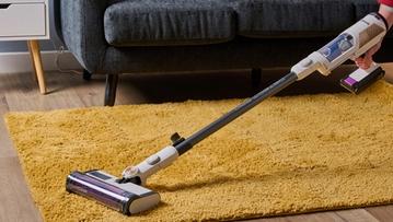 Aspiradora sin cable Shark Detect Pro limpiando la alfombra de una sala de estar