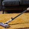 Aspiradora inalámbrica Shark Detect Pro limpiando una alfombra en la sala