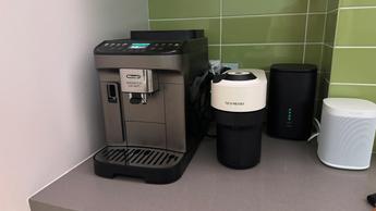 Cafetera De'Longhi Magnifica Evo Next y Nespresso Vertuo Pop sobre una barra de cocina moderna