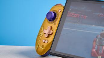 En gylden GameSir G8 Plus mobilspil-controller udstillet