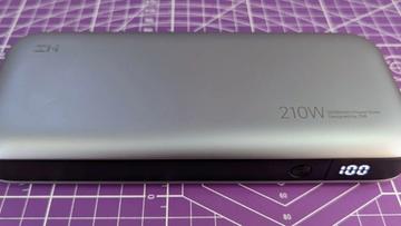 Sidevisning af ZMI No.20 powerbank, der viser kapacitetsdisplayet