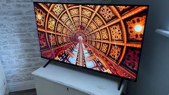 43-дюймовый 4K смарт-телевизор Hisense на деревянной тумбе