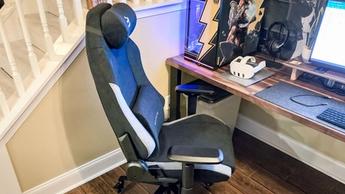 Den ergonomiska gamingstolen Blacklyte Athena placerad framför ett skrivbord med dator