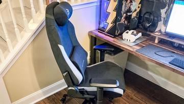 Den ergonomiska gamingstolen Blacklyte Athena placerad framför ett skrivbord med dator