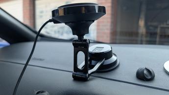 Suporte magnético para celular Spigen Onetap Pro 3 Cryomax fixado no painel de um carro