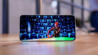 Smartphone Galaxy S25 FE deitado de lado exibindo uma imagem colorida na tela
