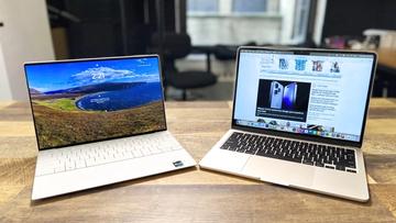 MacBook Air och Dell XPS 13-bärbara datorer sida vid sida på ett bord, som visar de bästa 13-tums laptopalternativen