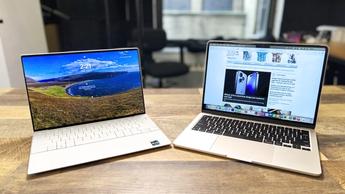 MacBook Air och Dell XPS 13-bärbara datorer sida vid sida på ett bord, som visar de bästa 13-tums laptopalternativen