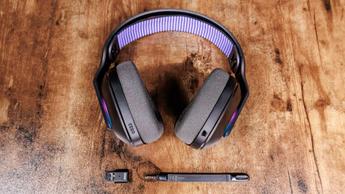 Logitech G522 Lightspeed trådlös gamingmus på ett skrivbord